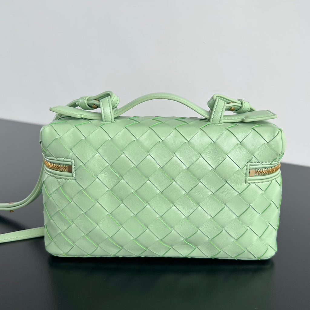 BANG BANG 22 VANITY CASE IN LIGHT GREEN CALFSKIN