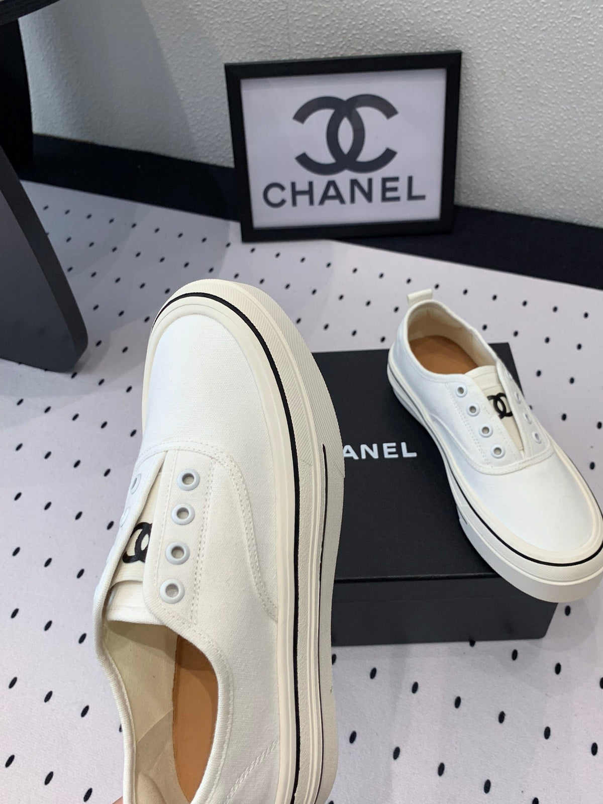 CHANEL LACELESS SNEAKERS PLATFORM IN WHITE CANVAS