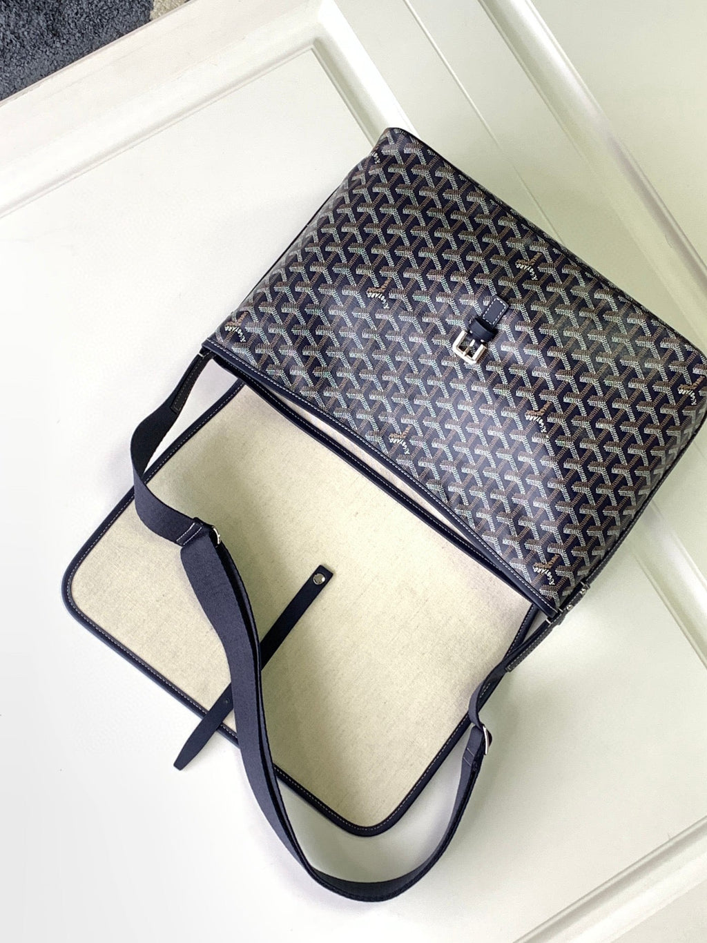 CAPETIEN MESSENGER BAG 39 IN NAVY BLUE GOYARDINE CANVAS AND CALFSKIN