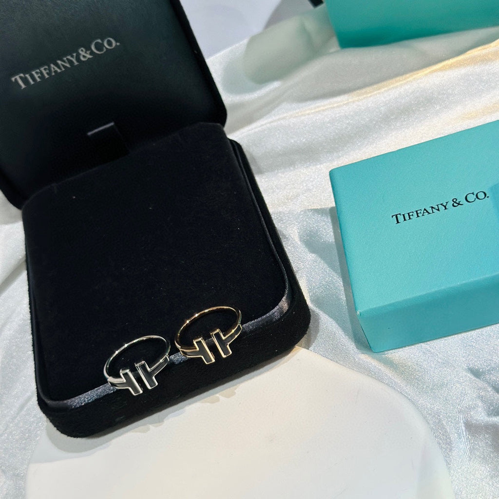 18K Tiffany Black Onyx Wire Ring