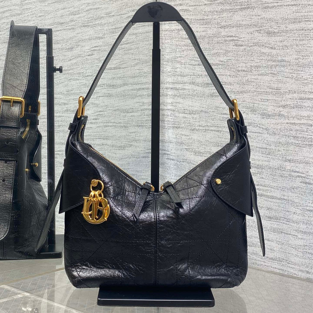 DIOR 25S SMALL VOYAGE BAG 23 IN BLACK FLAT MACROCANNAGE GRAINED GLOSSY CALFSKIN