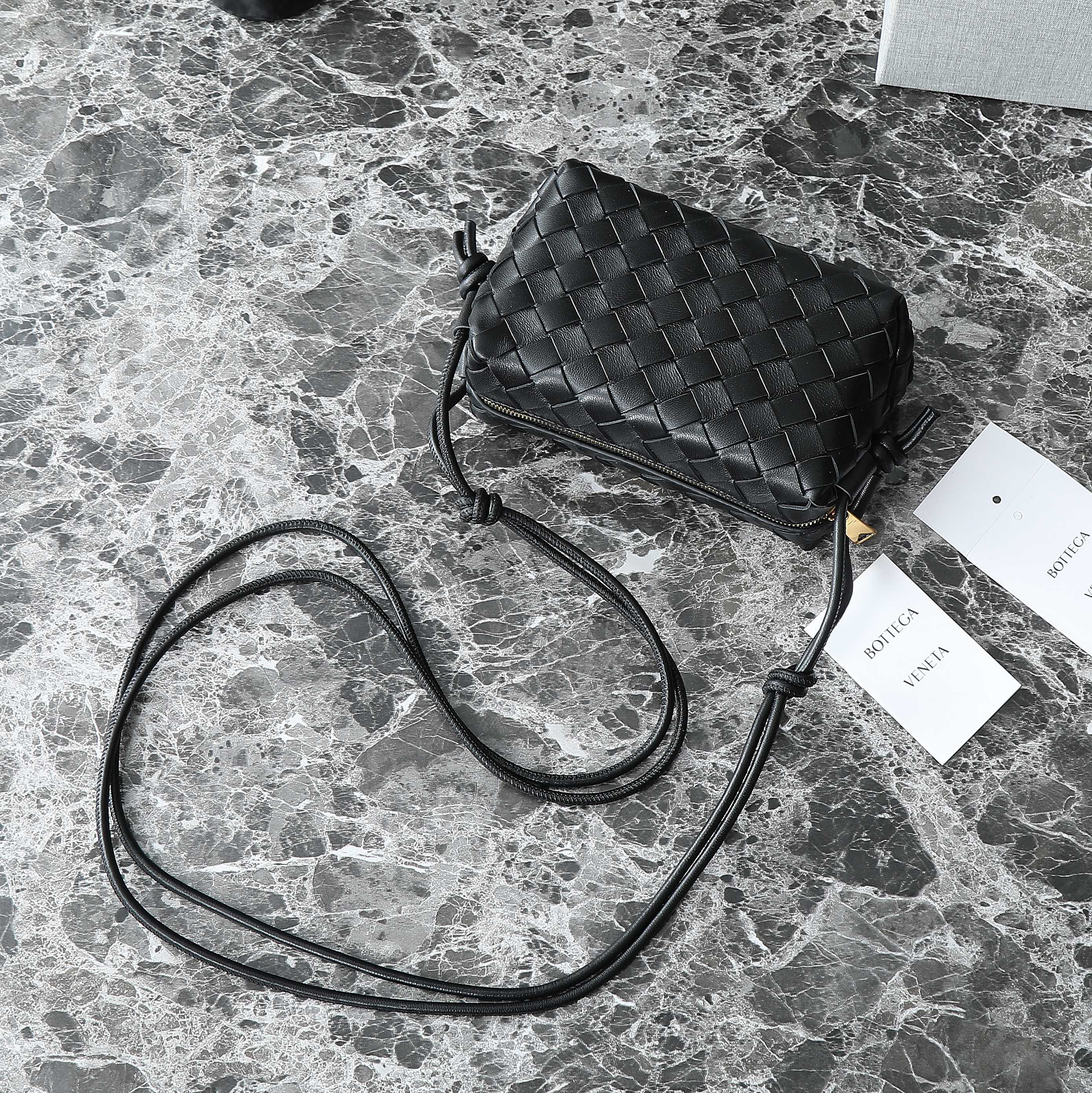 BV MINI LOOP 17CM BLACK CALFSKIN