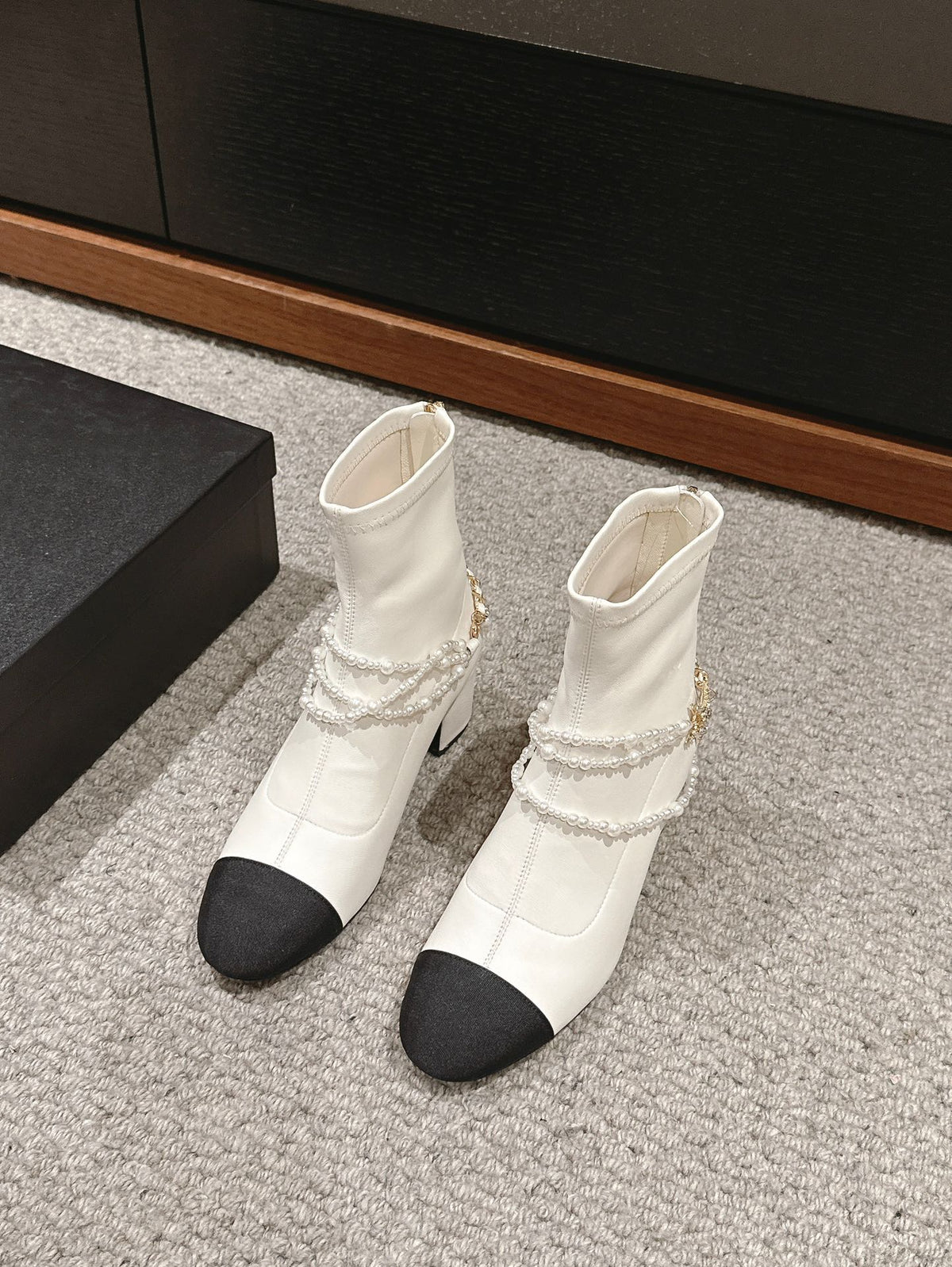 CHANEL LOW CUT BOOTS IN WHITE STRETCH LAMBSKIN AND GROSGRAIN WITH PEARL CHAIN