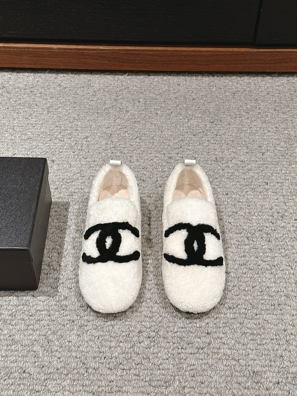CHANEL LOAFERS IN WHITE FLEECE WITH BLACK LOGO