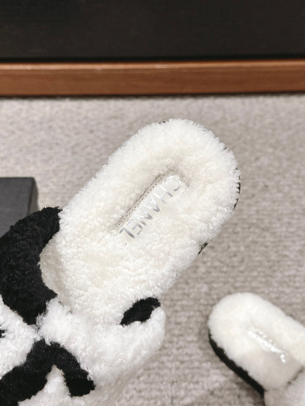 CHANEL SLIPPERS IN WHITE MIX BLACK FLEECE