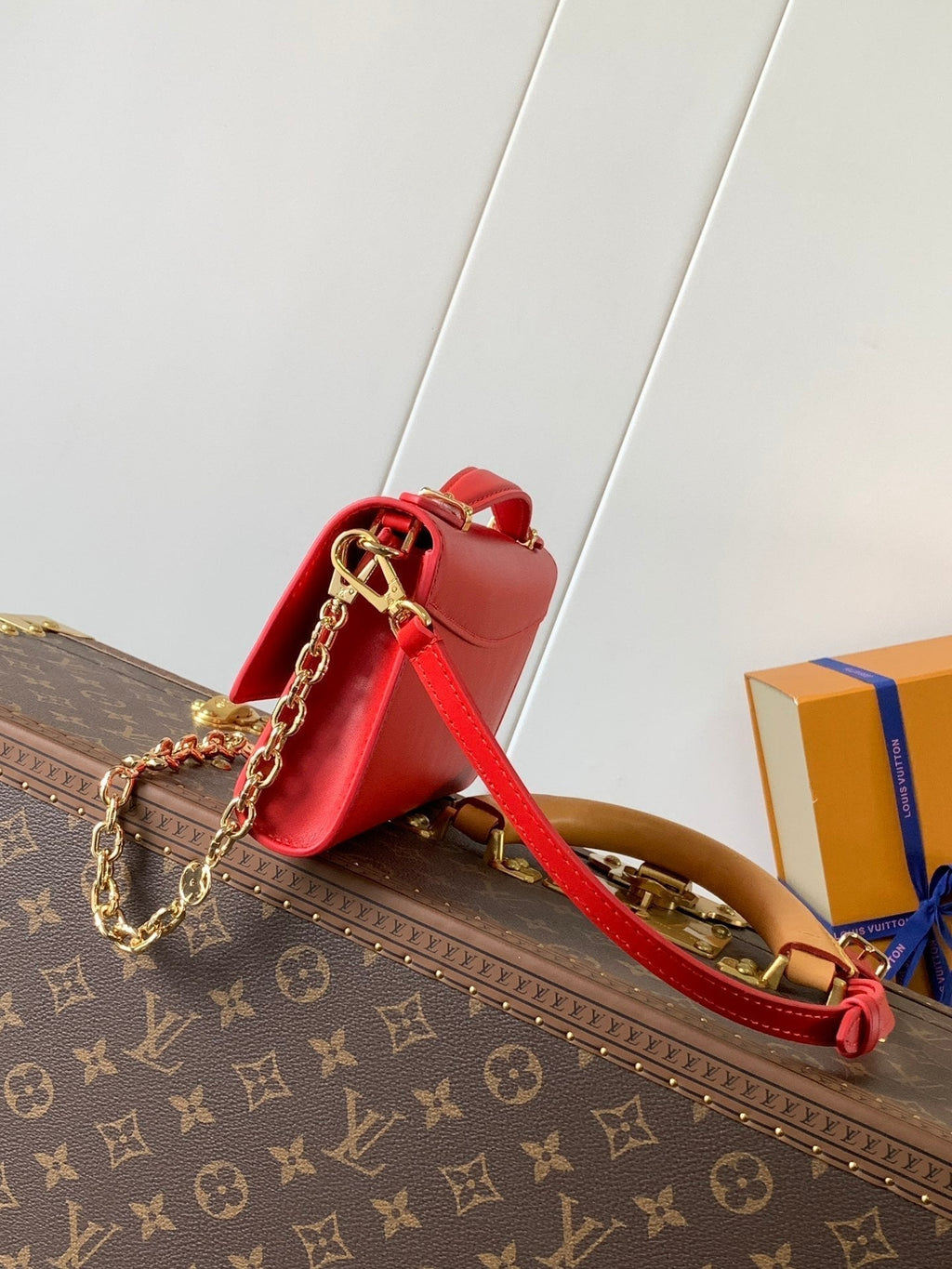 LOUIS VUITTON WALLET ON CHAIN CAPUCINES 23 IN RED SMOOTH CALFSKIN GOLD HARDWARE