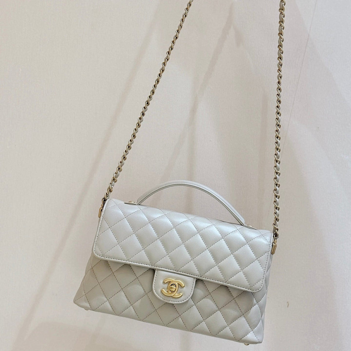 CHANEL QUILTED FLAP BAG WITH HANDLE 26 IN BEIGE LAMBSKIN GOLD PLATED METAL