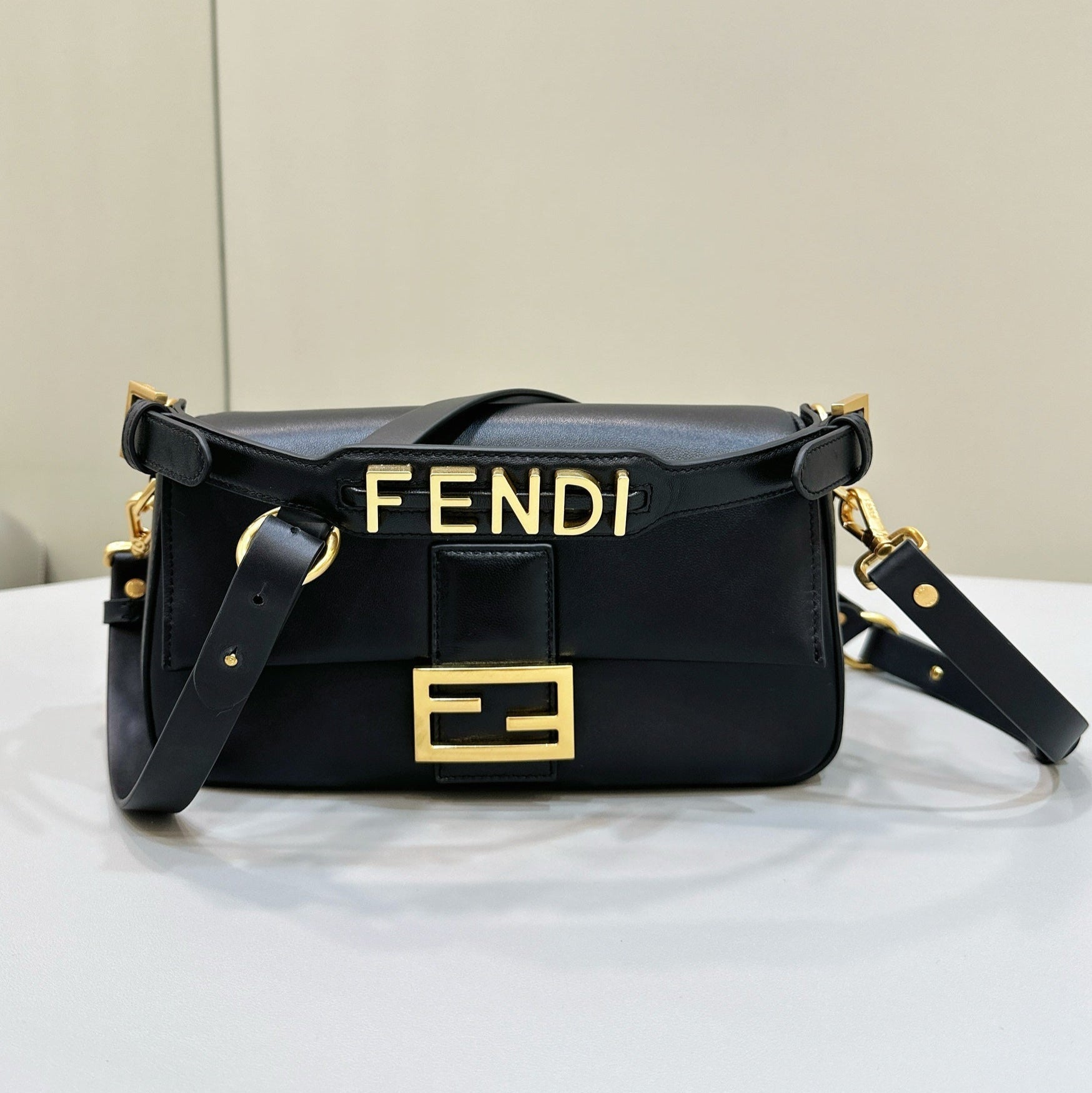 BAGUETTE 27 IN BLACK SMOOTH CALFSKIN GOLD HARDWARE
